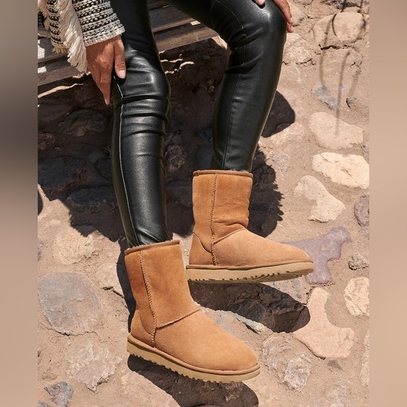 ✨ SOLD ✨UGG | Classic Short II Boots | Chestnut - Picture 9 of 9